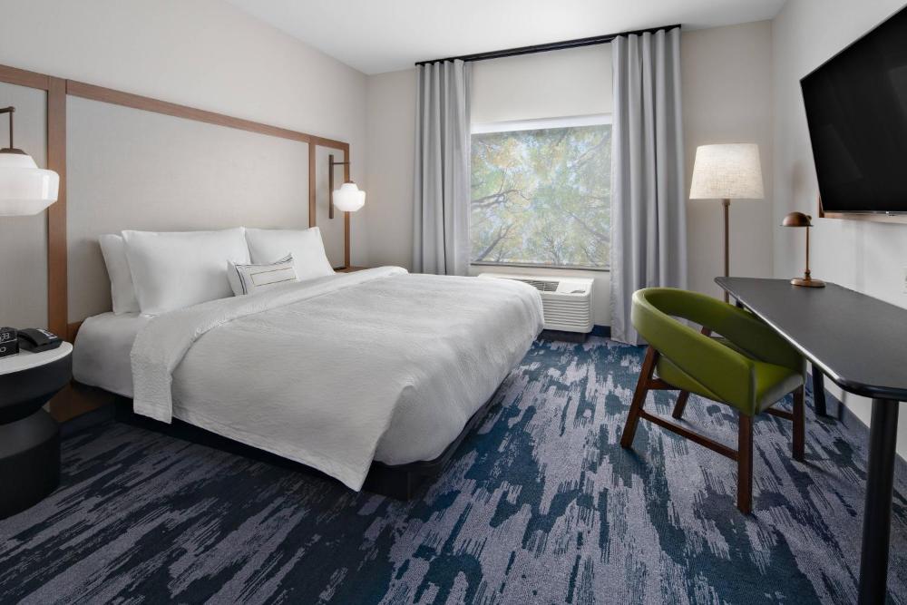 Guest Room, 1 King interior